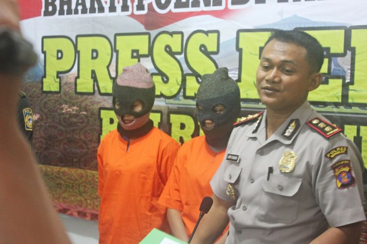  Kapolres Nunukan AKBP Jepri  Yuniardi bersama dua perempuan yang menjadi kurir sabu sabu di wilayah perbatasan Kecamatan Sebatik. 