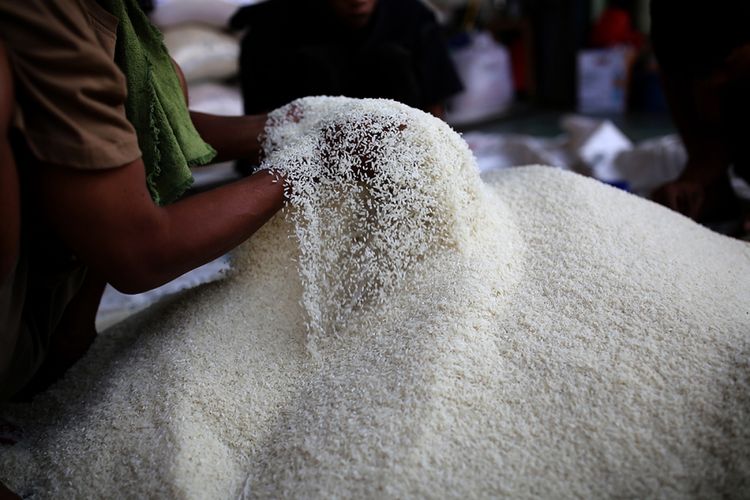 Aktivitas perdagangan beras di Pasar Induk Beras Cipinang, Jakarta Timur, Rabu (26/7/2017). Penetapan Harga Eceran Tertinggi (HET) untuk komoditas beras memberikan pengaruh yang besar kepada para petani dan pedagang sehingga menyebabkan pasokan beras ke pasar induk anjlok.