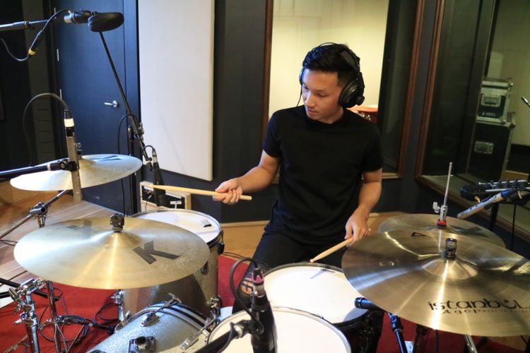 Pemain drum tambahan band GHO$$, Otin Sinambela, bersiap merekam permainan drumnya untuk lagu Change di Hercules Studios milik pencipta lagu-lagu AC/DC Harry Vanda di Hercules Street, Sydney Australia, Selasa (25/7/2017).