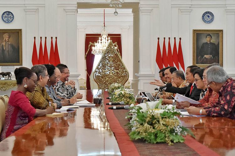 Presiden Joko Widodo menerima Presiden Bank Dunia Jim Yong Kim dan rombongan di Istana Merdeka, Jakarta, Rabu (26/7/2017).