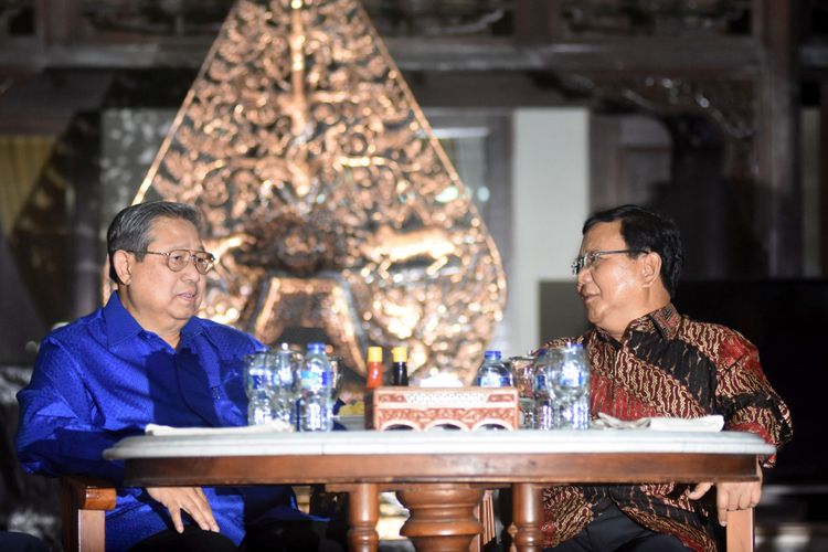 Ketua Umum Partai Demokrat Susilo Bambang Yudhoyono (kiri) berbincang dengan Ketua Umum Partai Gerindra Prabowo Subianto (kanan) sebelum mengadakan pertemuan tertutup di Puri Cikeas, Bogor, Jawa Barat, Kamis (27/7/2017).