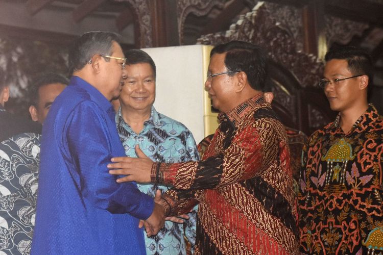 Ketua Umum Partai Demokrat Susilo Bambang Yudhoyono (kiri) berjabat tangan dengan Ketua Umum Partai Gerindra Prabowo Subianto (kedua kanan) sebelum mengadakan pertemuan tertutup di Puri Cikeas, Bogor, Jawa Barat, Kamis (27/7/2017).
