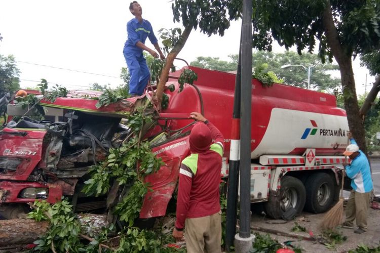 Truk tangki Pertamina menabrak pohon di depan pintu masuk perumahan Graha Mas Town Square, Jalan Soekarno Hatta, Demangan, Kecamatan Taman, Kota Madiun, Kamis (27/7/2017). 
