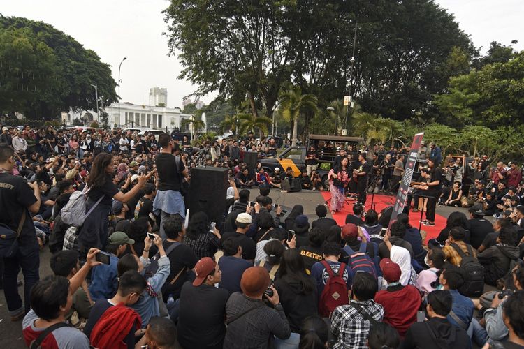 Grup indie Efek Rumah Kaca tampil saat aksi Kamisan ke-500 yang digelar Jaringan Solidaritas Korban untuk Keadilan di seberang Istana Merdeka, Jakarta, Kamis (27/7/2017). Dalam aksi bersama itu mereka menuntut komitmen negara hadir menerapkan nilai kemanusiaan dengan komitmennya menyelesaikan kasus-kasus pelanggaran HAM berat. 