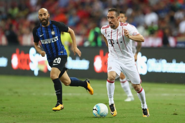 Pemain Bayern Muenchen, Frank Ribery, dibayangi oleh pemain Inter Milan.