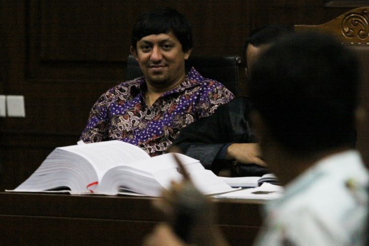 Terdakwa kasus pengadaan Alquran, Fahd Al Fouz (kiri) saat menjalani sidang lanjutan di Pengadilan Tipikor, Jakarta, Kamis (27/7). Sidang lanjutan tersebut digelar dengan agenda mendengarkan keterangan saksi yang dihadirkan oleh Jaksa Penuntut umum sejumlah tiga orang saksi. ANTARA FOTO/ Reno Esnir/foc/17.