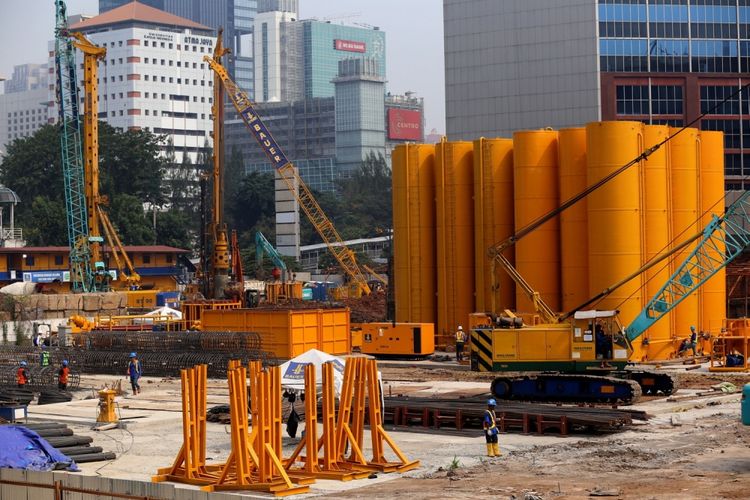 Aktivitas pekerja menyelesaikan pembangunan pasar modern di Bendungan Hilir, Jakarta Pusat, Kamis (27/7/2017). Pasar modern Benhil Central akan menjadi pasar terpadu dan pusat bisnis yang terintegrasi dengan transportasi massal MRT dan ditargetkan rampung pada tahun 2019.