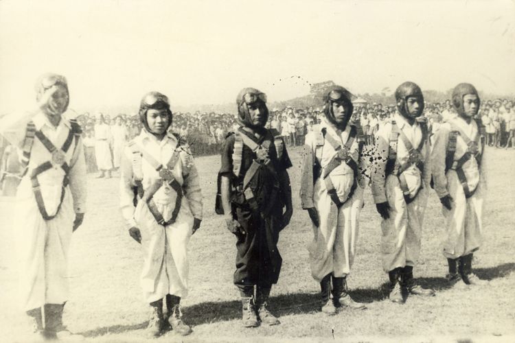 Demonstrasi pesawat terbang oleh AURI pada peringatan yang pertama di Maguwo, Yogyakarta, pada 20 Maret 1947.