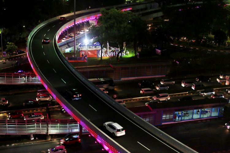 Sejumlah kendaraan melintasi Jembatan Simpang Susun Semanggi di kawasan Semanggi, Jakarta, Jumat (28/7/2017). Pemprov DKI telah melakukan soft launching berupa uji coba lalu lintas Jembatan Simpang Susun Semanggi sebelum diresmikan oleh Presiden Joko Widodo pada 17 Agustus 2017 mendatang. 
