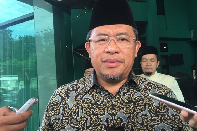 Gubernur Jawa Barat, Ahmad Heryawan (Aher) saat ditemui usai melepas jemaah haji kloter pertama di Asrama Haji Bekasi, Jumat (28/7/2017).