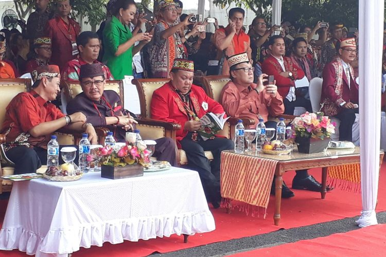 Menteri Dalam Negeri Tjahjo Kumolo (paling kanan foto) menghadiri acara Festival Pesona Budaya Borneo, yang diselenggarakan di Taman Mini Indonesia Indah (TMII), di Jakarta Timur, Sabtu (29/7/2017).