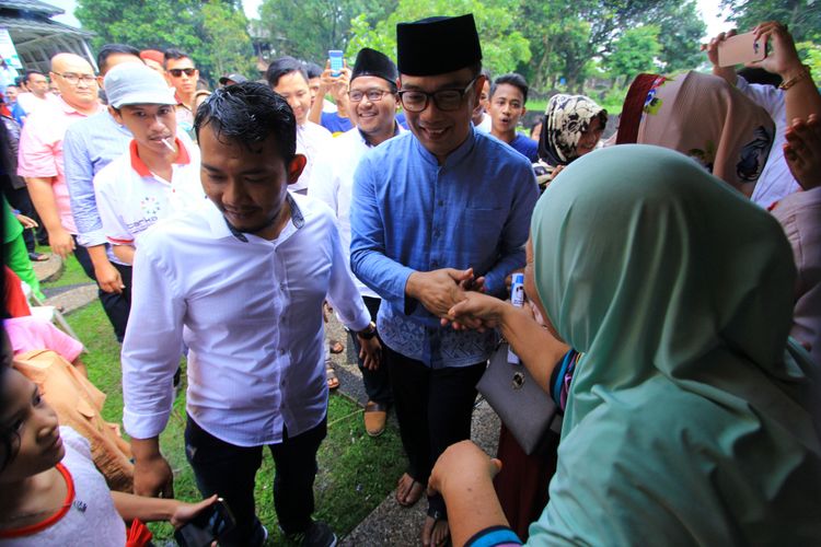 Bakal Calon Gubernur Jawa Barat Ridwan Kamil mengunjungi para petani di Desa Cibatok Satu, Kecamatan Cibungbulang, Kabupaten Bogor, Sabtu (29/7/2017).