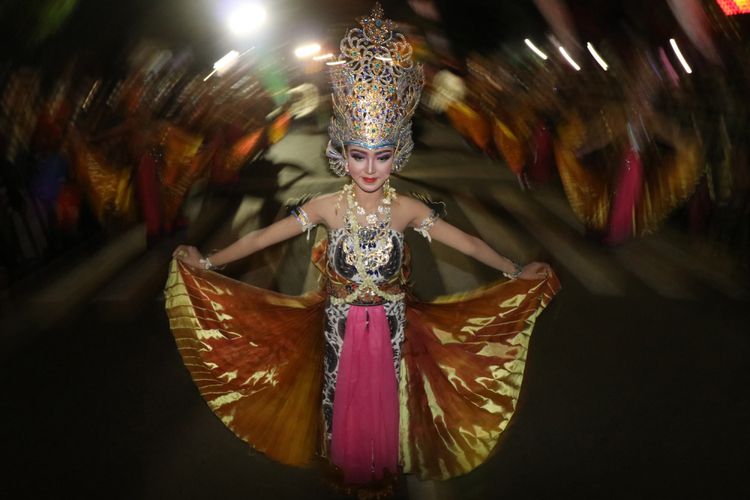 Peserta karnaval malam hari dengan mengenakan kostum unik melewati sejumlah jalan protokol di Kota Kediri, Jawa Timur, Sabtu (29/7/2017) malam. Kediri Ningt Carnival yang diikuti oleh sedikitnya 2.500 peserta tersebut sebagai peringatan Hut ke-1.138 Kota Kediri. 