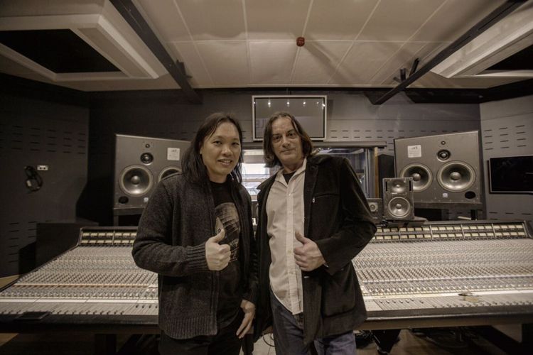 Penata musik sekaligus gitaris Musikimia Stephan Santoso bersama senior music engineering Studios 301 Steve Smart berpose di sela kegiatan rekaman band dari Indonesia, GHO$$, di Hercules Street Studios milik pencipta lagu-lagu band cadas AC/DC harry Vanda di Sydney, Australia, Rabu (26/7/2017). 