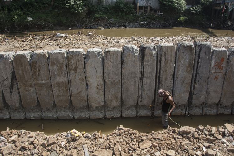 Pekerja menyelesaikan pemasangan turap untuk normalisasi kali Ciliwung kawasan Bukit Duri, Jakarta, Senin (31/7/2017). Balai Besar Sungai Ciliwung Cisadane (BBWSCC) memulai memasang tiang pancang atau sheet pile sepanjang sepanjang 700 meter di kawasan tersebut sebagai lanjutan proyek normalisasi Ciliwung dan ditargetkan akan selesai dalam beberapa pekan. ANTARA FOTO/Aprillio Akbar/aww/17.