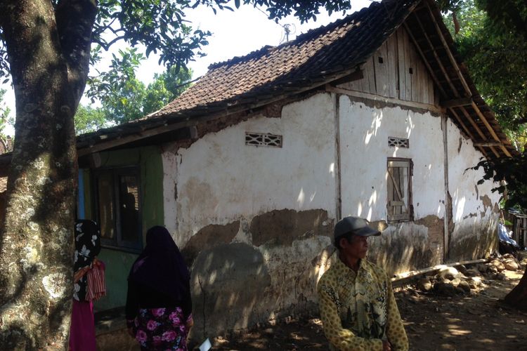 Tembok rumah milik Sunarto, warga Tambrangan, Kota Semarang terlihat terkelupas. Rumahnya bersama 20 rumah lain akan dibedah bulan Agustus 2017 ini.