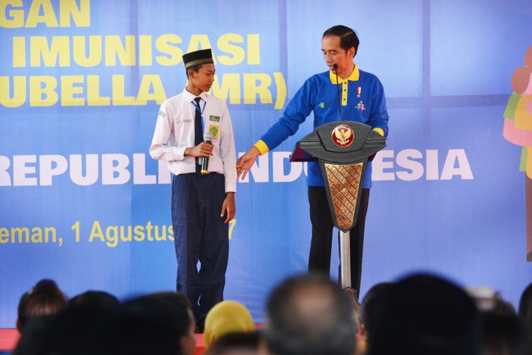 Siswa MTsN 10 Sleman saat bercerita pengalamanya di suntik imunisasi MR di depan Presiden Joko Widodo