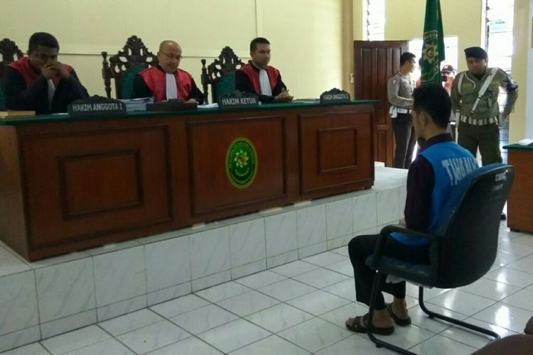 Fidelis Arie Sudewarto saat di ruang Cakra, Pengadilan Negeri Sanggau, Kalimantan Barat dalam sidang putusan kepemilikan 39 batang ganja, Rabu (2/8/2017)