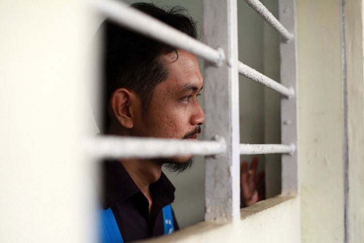 Terdakwa kepemilikan ganja, Fidelis Arie Sudewarto (36) saat berada di sel tahanan Pengadilan Negeri Sanggau, Kalimantan Barat, usai sidang pembacaan putusan, Rabu (2/8/2017). Fidelis, yang sebelumnya menggunakan ganja untuk mengobati sang istri, Yeni Riawati, divonis 8 bulan penjara dan dikenakan denda sebesar Rp 1 miliar atau subsider 1 bulan penjara. 