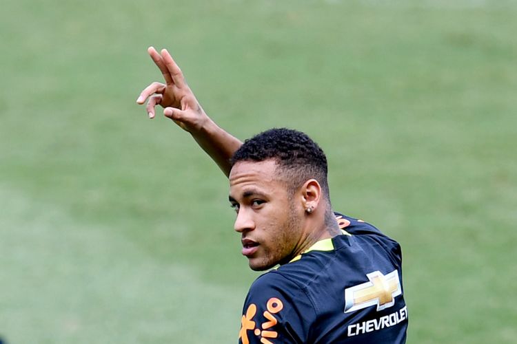 Foto dokumen pada 9 November 2016 ketika Neymar menjalani sesi latihan bersama tim nasional Brasil di Stadion Mineirao, Belo Horizonte, Minas Gerais, Brasil, menjelang pertandingan kualifikasi Piala dunia 2018 melawan Argentina pada 10 November. Neymar akan meninggalkan Barcelona untuk bergabung dengan Paris Saint-Germain.