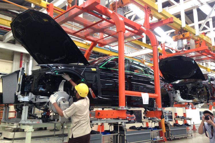 Perakitan BMW Seri 5 terbaru di fasilitas BMW Production Network, PT Gaya Motor, Sunter, Jakarta Utara.