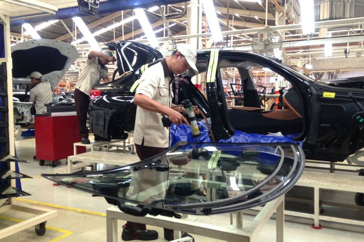 Proses pemasangan kaca BMW Seri 5 lokal.