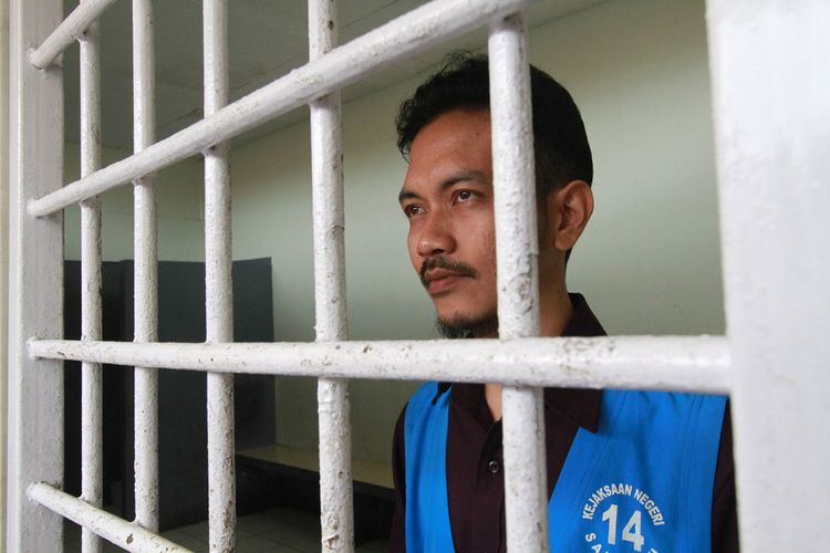 Fidelis Arie Sudewarto (36) saat berada di sel tahanan Pengadilan Negeri Sanggau usai sidang pembacaan putusan, Rabu (2/8/2017).