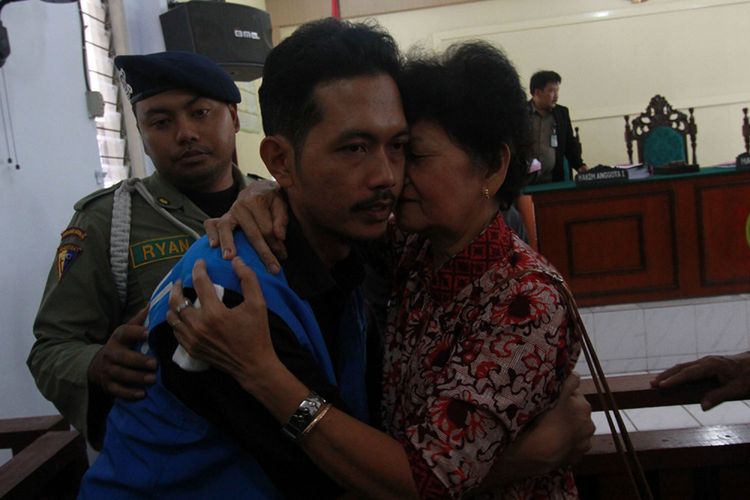 Fidelis Arie Sudewarto (36) memeluk sang ibu, Maria Goreti, usai sidang pembacaan putusan di Pengadilan Negeri Sanggau, Kalimantan Barat, Rabu (2/8/2017).