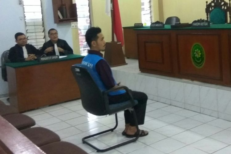 Fidelis Arie Sudewarto (36) saat duduk di ruang sidang sesaat sebelum persidangan di mulai (2/8/2017).