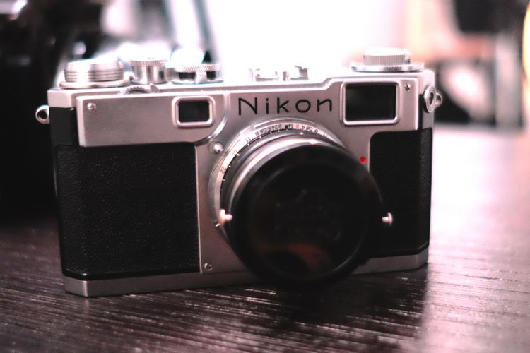 Nikon S, salah satu kamera rangefinder 35mm klasik yang produksi di sekitar tahun 1950-an.