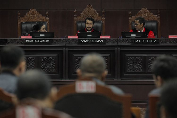 Ketua Panel Hakim Konstitusi Anwar Usman (tengah) bersama Hakim Konstitusi Maria Farida Indrati (kiri) dan Hakim Konstitusi Saldi Isra (kanan) menjadi hakim panel pada sidang pengujian UU Pemilihan Umum di gedung Mahkamah Konstitusi , Jakarta, Kamis (3/8). Sidang beragendakan pemeriksaan pendahuluan mengenai ambang batas syarat pencalonan presiden (Presidential Threshold). ANTARA FOTO/Muhammad Adimaja/pd/17