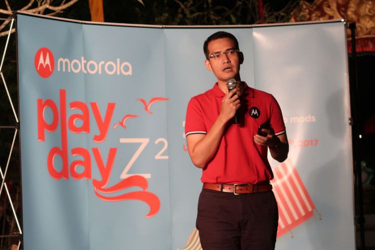 Country Lead Smartphone Lenovo Indonesia Adrie R. Suhadi saat memberikan pemaparannya soal Moto Z2 Play di Bali, Rabu (2/8/2017) malam                               