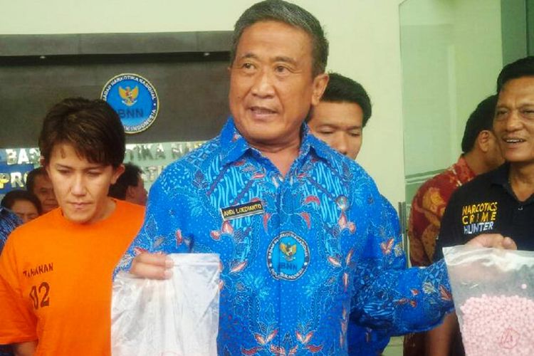 Lenny (39) warga Kota Pematangsiantar diamankan BNNP Sumatera Utara karena kedapatan memiliki 16.992 butir pil ekstasi, Jumat (4/8/2017)