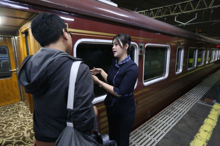 Aktivitas Pramugari kereta api wisata priority sesaat sebelum keberangkatan dari Jakarta menuju Jogjakarta di Stasiun Gambir, Jakarta, Jumat (4/8/2017). Kereta wisata kelas priority ini memiliki fasilitas antara lain Audio Visual On Demain (AVOD) di setiap kursi penumpang, Mini Bar, TV 52 Inch, Crew Khusus, Toilet Khusus dan Kursi yang lebih nyaman dari kelas eksekutif, harga tiket mulai dari Rp 750.000 sudah termasuk jasa restorasi 1x makan dan minum.