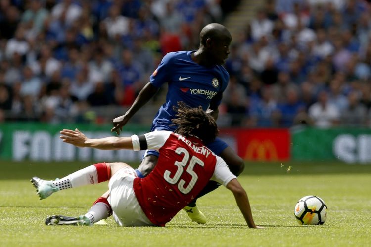 Pemain Chelsea, NGolo Kante, berebut bola dengan pemain Arsenal, pada laga Community Shield, Minggu (6/8/2017).