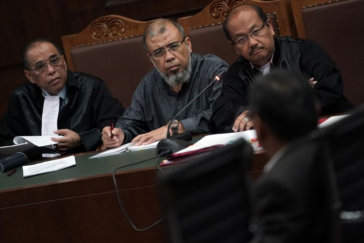 Terdakwa kasus dugaan suap judicial review di Mahkamah Konstitutsi (MK) Patrialis Akbar (kedua kiri) mendengarkan keterangan saksi dalam sidang lanjutan di Pengadilan Tipikor, Jakarta Pusat, Senin (7/8/2017). Sidang tersebut beragendakan mendengarkan keterangan saksi ahli yaitu ahli hukum pidana dari Universitas Muhammadiyah Jakarta (UMJ) Chairul Huda. ANTARA FOTO/Sigid Kurniawan/aww/17.