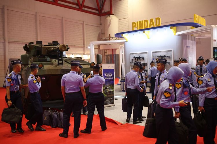 Suasana Pengunjung saat pameran bidang ilmu pengetahuan, teknologi, dan inovasi, Badan Ekonomi Kreatif (Bekraf) Habibie Festival 2017 di JIEXPO, Kemayoran, Jakarta Pusat, Senin (7/8/2017). Bekraf Habibie Festival 2017 diselenggarakan mulai 7 hingga 13 Agustus 2017 dan ada lebih dari 100 perusahaan dan komunitas meramaikan festival dengan beragam aktivitas yang aktual dengan perkembangan IPTEK di Indonesia.