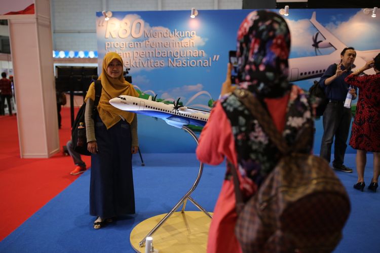 Suasana Pengunjung saat pameran bidang ilmu pengetahuan, teknologi, dan inovasi, Badan Ekonomi Kreatif (Bekraf) Habibie Festival 2017 di JIEXPO, Kemayoran, Jakarta Pusat, Senin (7/8/2017). Bekraf Habibie Festival 2017 diselenggarakan mulai 7 hingga 13 Agustus 2017 dan ada lebih dari 100 perusahaan dan komunitas meramaikan festival dengan beragam aktivitas yang aktual dengan perkembangan IPTEK di Indonesia.