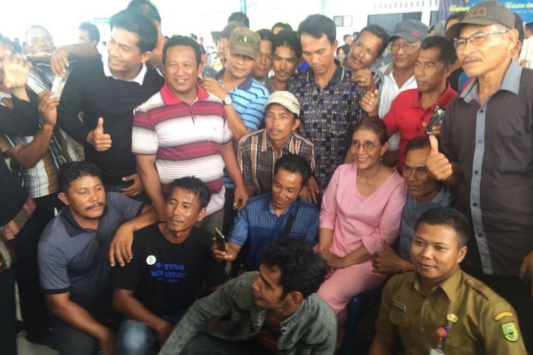 Menteri Kelautan dan Perikanan Susi Pudjiastuti bersama para nelayan dari Natuna