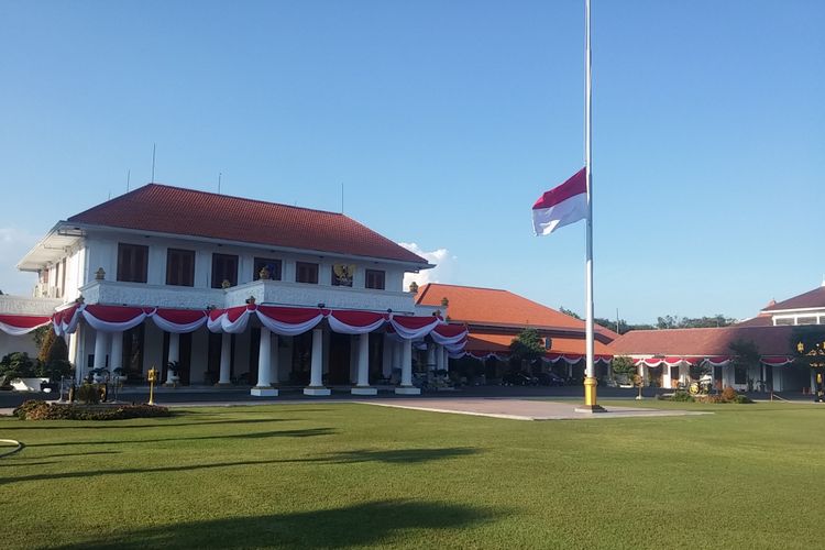Gedung Negara Grahadi di Surabaya, Jawa Timur, kibarkan bendera setengah tiang.
