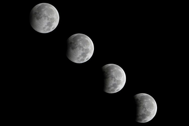 Foto kolase gerhana bulan sebagian di Indramayu, Jawa Barat, Selasa (8/8/2017) dinihari. Fenomena Gerhana Bulan Sebagian (GBS) yang terjadi selama 5 jam 52 detik tersebut, 20 persen permukaan bulan berada dalam bayang-bayang bumi dan terjadi pada pukul 00.22 WIB hingga puncaknya pada pukul 01.20 WIB.