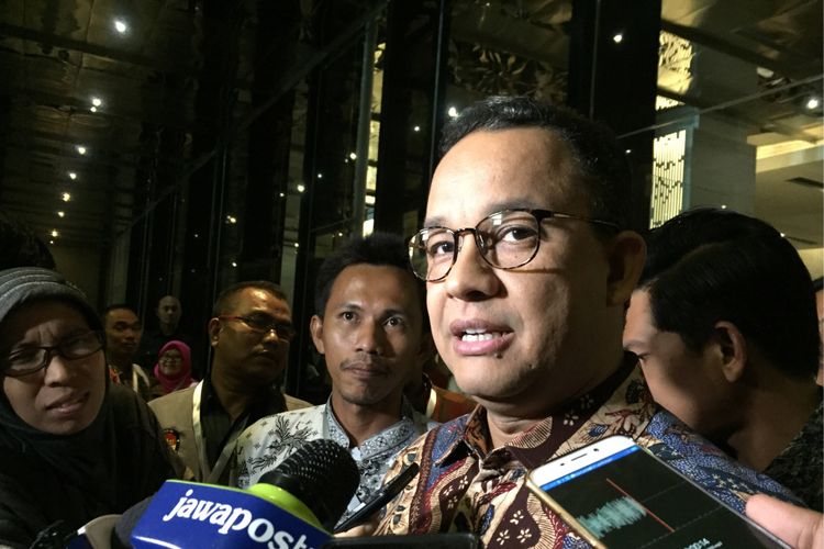 Gubernur terpilih DKI Jakarta Anies Baswedan usai menghadiri malam penghargaan oleh KPUD DKI Jakarta di Hotel Bidakara, Jakarta Selatan, Selasa (8/8/2017) malam.