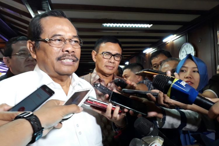 Jaksa Agung HM Prasetyo saat diwawancarai di kantor Kejaksaan Agung, di Kebayoran Baru, Jakarta Selatan. Selasa (8/8/2017)