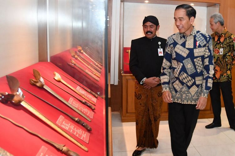 Presiden Joko Widodo saat meninjau Museum Keris Nusantara di Solo, Jawa Tengah, Rabu (9/8/2017).
