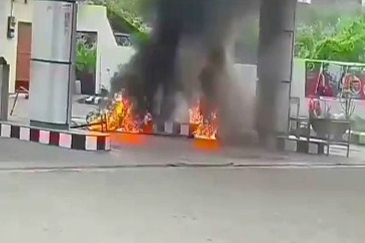 Sebuah SPBU di Lembang, Majene, Sulawesi Barat, terbakar, Rabu (9/8/2017). Sebuah mobil dan motor yang sedang mengisi BBM di lokasi SPBU ikut terbakar.
