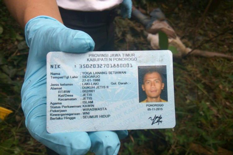 KTP--Seseorang menunjukkan KTP korban bernama Yoga Lanang Setiawan di hutan Dam Duriangkang, tepatnya di depan Perumahan Cendana, Rabu (9/8/2017)