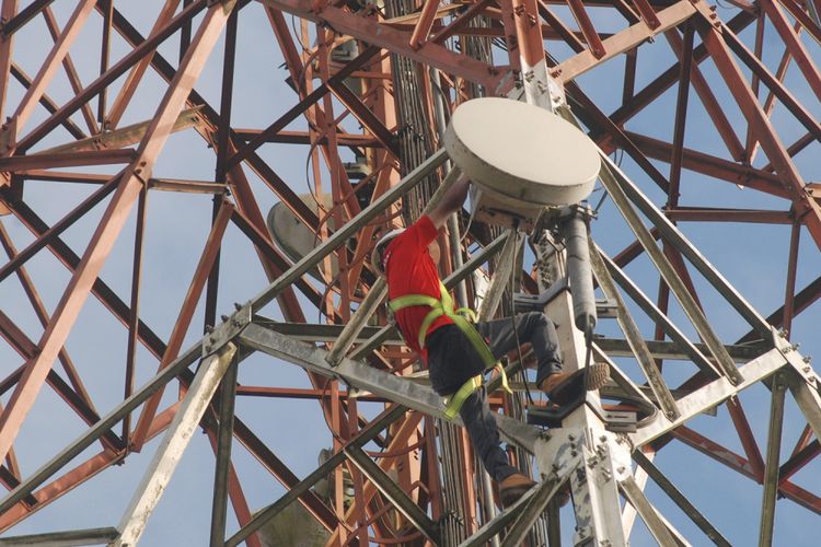 Teknisi jaringan PT Telkomsel melakukan perawatan BTS di kawasan perkebunan Kampung Ciarileu, Desa Mekarjaya, Kecamatan Cikajang, Kabupaten Garut, Jawa Barat, Rabu (9/8/2017). PT Telkomsel menyiapkan 150 BTS teknologi broadband 4G dan lebih dari 700 BTS 3G/2G untuk memenuhi kebutuhan komunikasi hingga pelosok daerah guna kemudahan akses informasi para petani dalam menunjang usaha, membuka peluang bisnis dan membangkitkan perekonomian desa. ANTARA FOTO/Fahrul Jayadiputra/ama/17