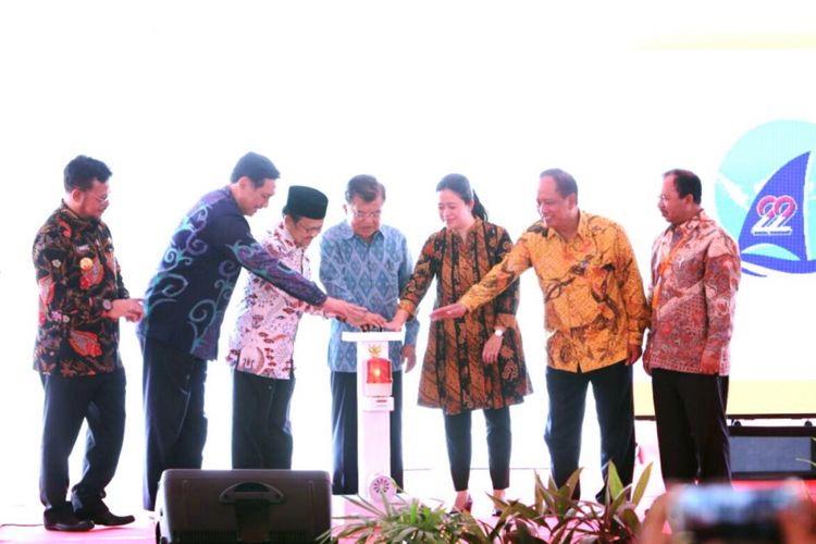Wakil Presiden Jusuf Kalla didampingi Menteri Riset, Teknologi dan Pendidikan Tinggi Mohamad Nasir hari ini (Kamis, 10 Agustus 2017) secara resmi membuka Puncak Peringatan Hakteknas 2017 di Center  Point of Indonesia, Makassar.