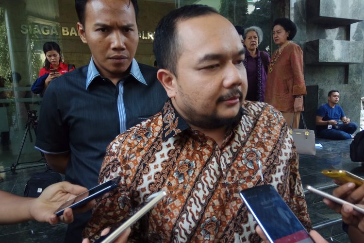 Kuasa hukum jemaah umrah First Travel Aldwin Rahadian saat ditemui di Bareskrim Mabes Polri yang sementara bertempat di Kementerian Kelautan dan Perikanan, Jakarta Pusat, Kamis (10/8/2017).