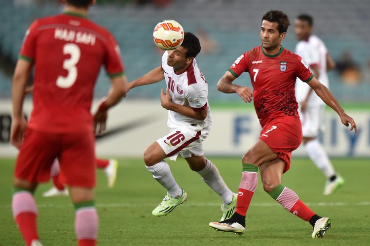 Pemain timnas Qatar, Boualem Khoukhi (tengah), berebut bola dengan pemain Iran, Masoud Shojaei (kanan) serta Ehsan Hajsafi (kiri), dalam pertandinga Grup C Piala Asia di Sydney, 15 Januari 2015.
